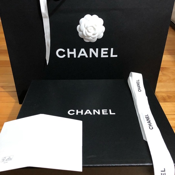 Authentic Chanel Magnetic Gift boxes and shopping bags collections - Picture 3 of 16